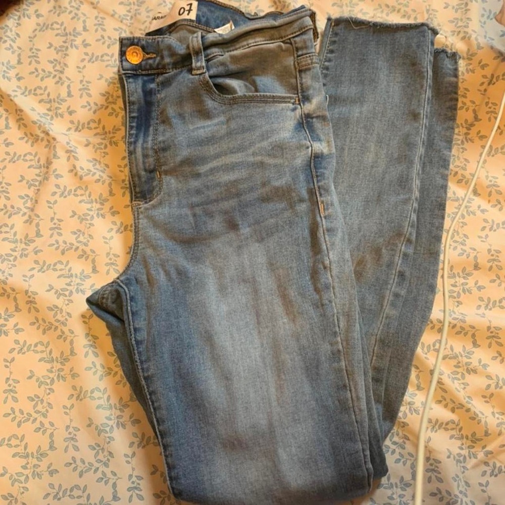 Lighter washed blue jeans (no rips)